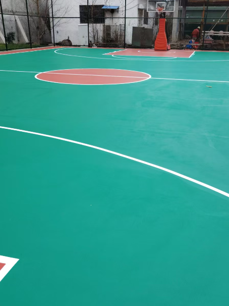 龙江 球场长期使用易出现地面开裂